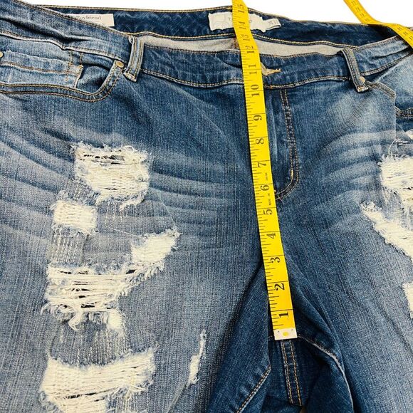 Torrid Boyfriend Bermuda Distressed Jean Shorts Size 24 - Picture 15 of 16